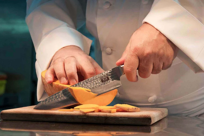 Couteau de chef Kotai lame martelée 20cm manche pakkawood avec fourreau
