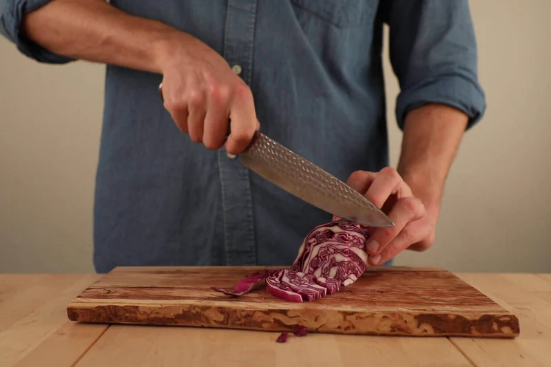 Couteau de chef Kotai lame martelée 20cm manche pakkawood avec fourreau