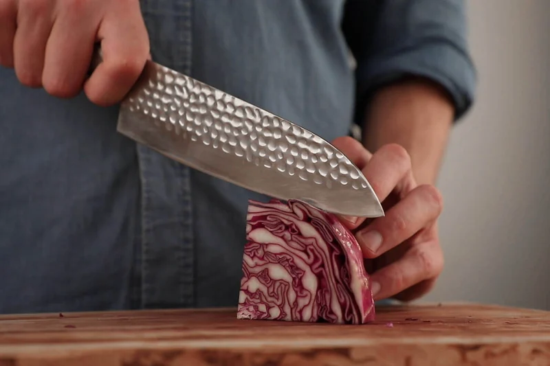 Couteau santoku Kotai lame martelée 18cm manche pakkawood avec fourreau