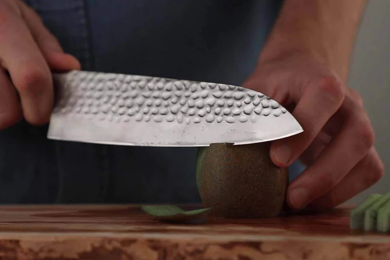 Couteau santoku Kotai lame martelée 18cm manche pakkawood avec fourreau