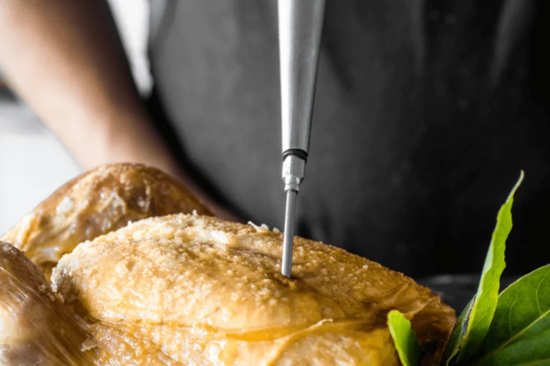 Seringue à marinade professionnelle MasterClass en inox et silicone