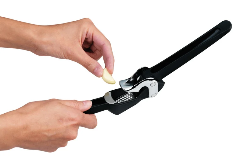 Presse-ail Chef'n FreshForce en inox et polymère noir