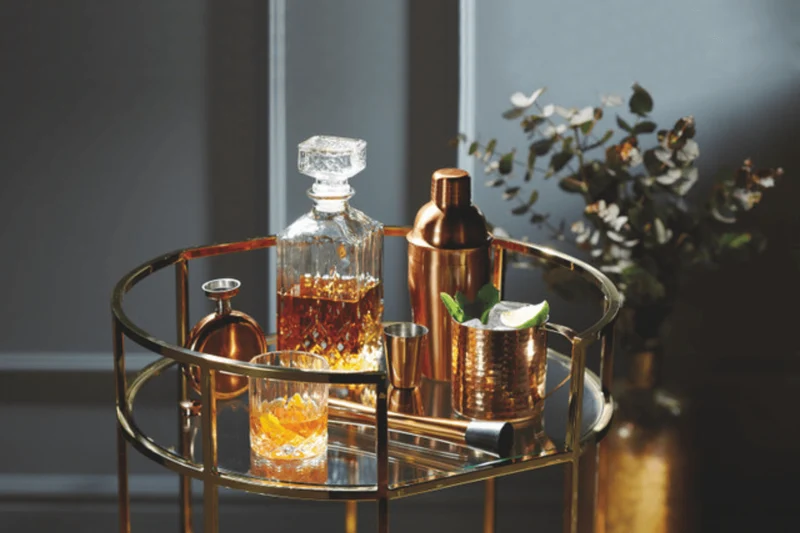 Set de bouteille à whisky Barcraft avec 4 verres taillés