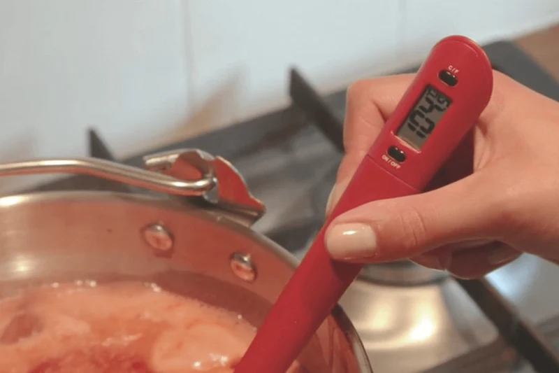 Cuillère-thermomètre KitchenCraft Home Made en silicone rouge