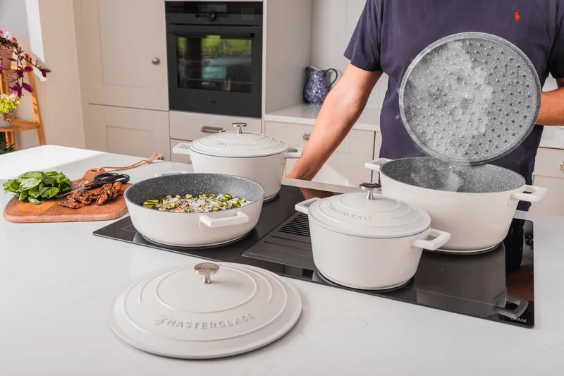 Cocotte MasterClass compatible induction en fonte d'aluminium blanc crème 4L