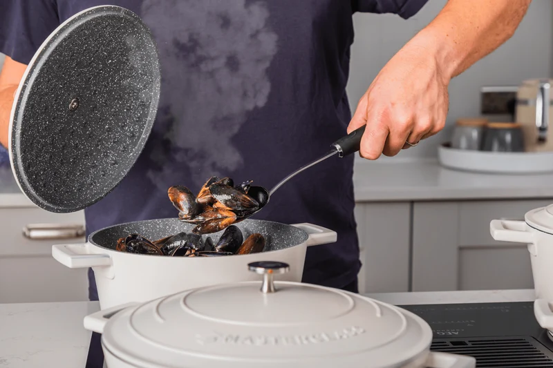 Cocotte MasterClass compatible induction en fonte d'aluminium blanc crème 4L