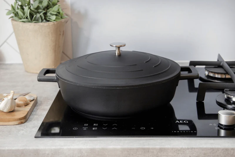 Sauteuse ronde MasterClass compatible induction en fonte d'aluminium noir 4L