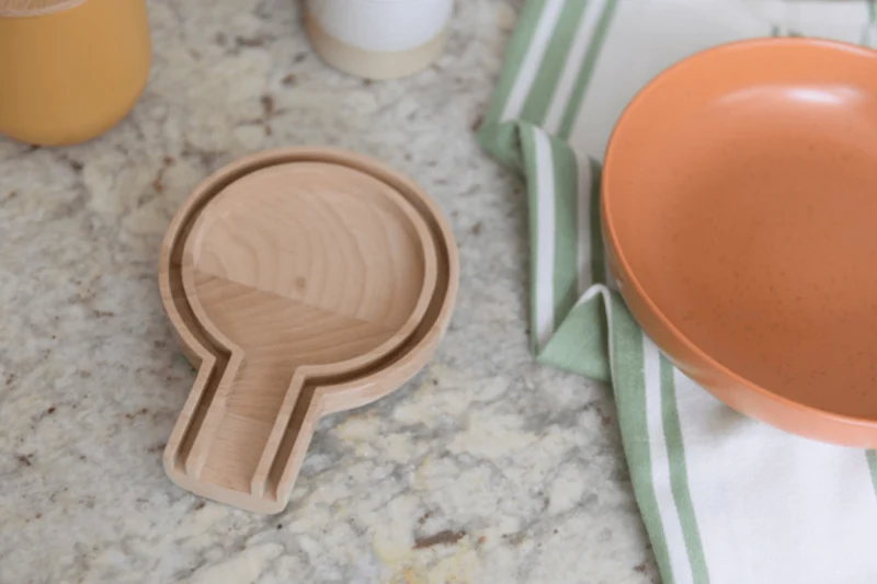 Repose-cuillère KitchenCraft Idilica en bois de hêtre 16,5 x 12,5 x 2cm