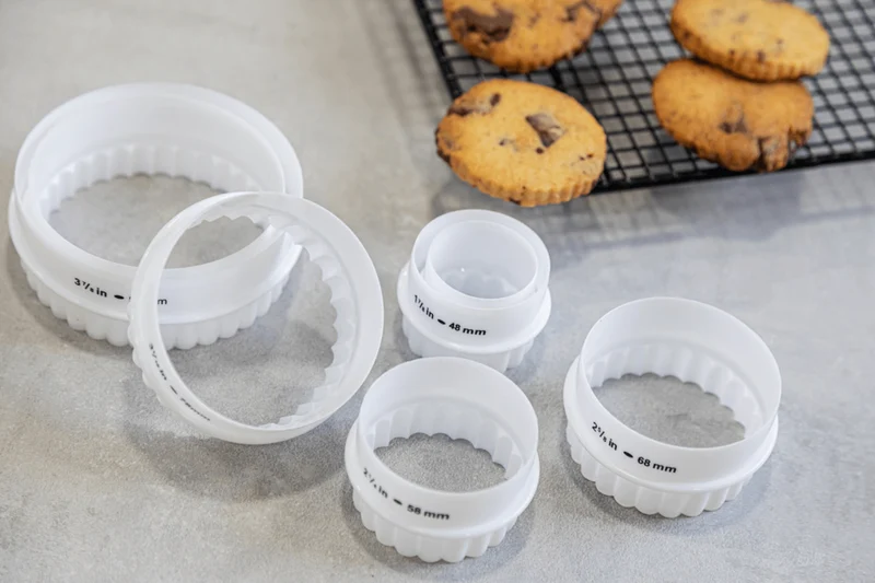 Set de 7 emporte-pièces KitchenCraft à double tranchant en polymère blanc