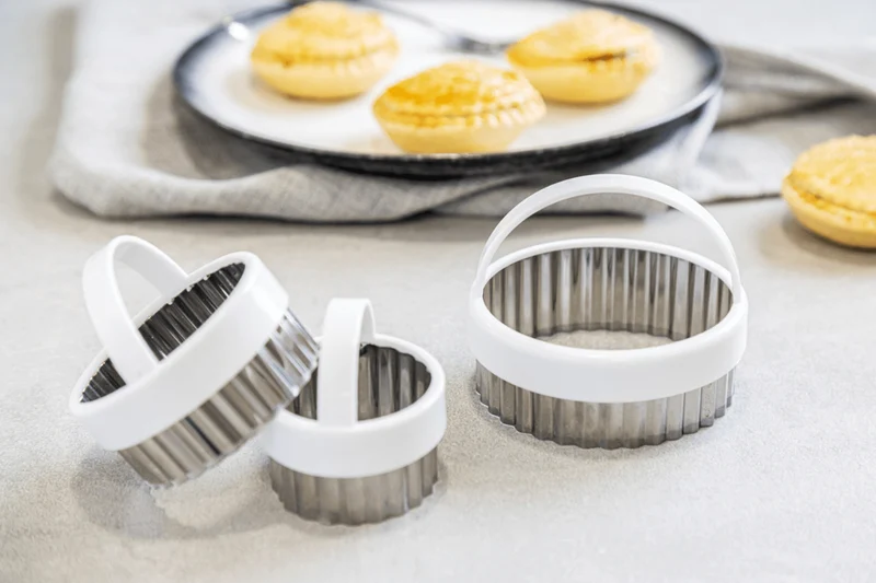 Set de 3 emporte-pièces cannelés KitchenCraft en inox avec poignées