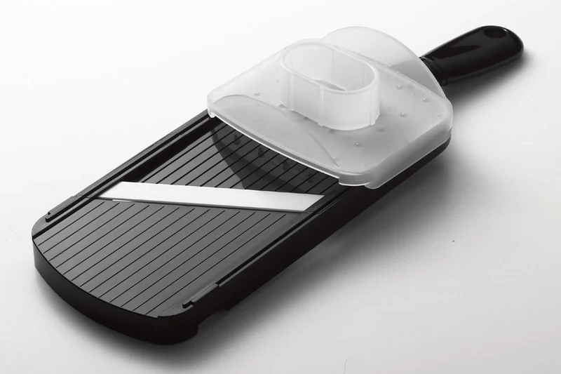Mandoline céramique KYOCERA noire réglable avec protège doigts
