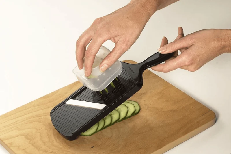 Mandoline céramique KYOCERA noire réglable avec protège doigts