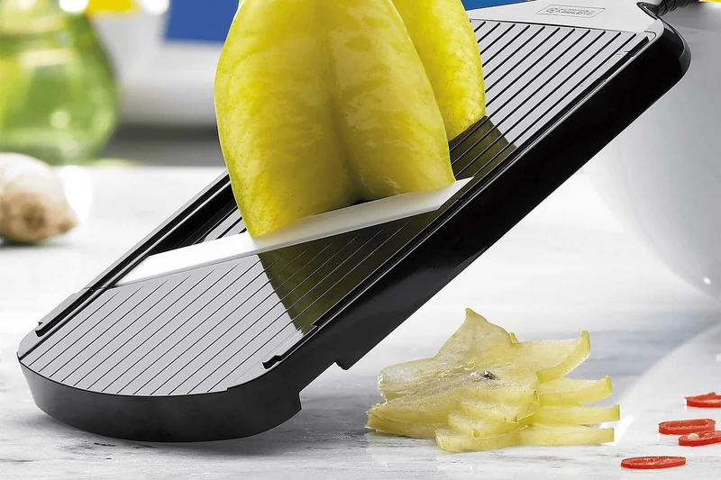 Mandoline céramique KYOCERA noire réglable avec protège doigts