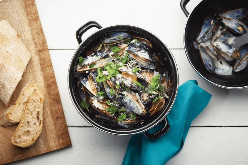 Marmite à moules KitchenCraft World of Flavors en acier émaillé