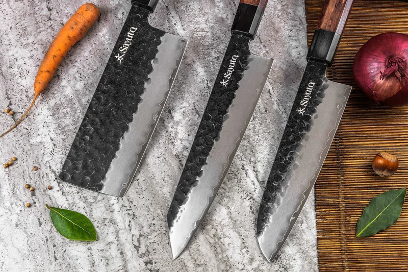 Couteau santoku Sayuto Séquoia San Mai martelé 18cm