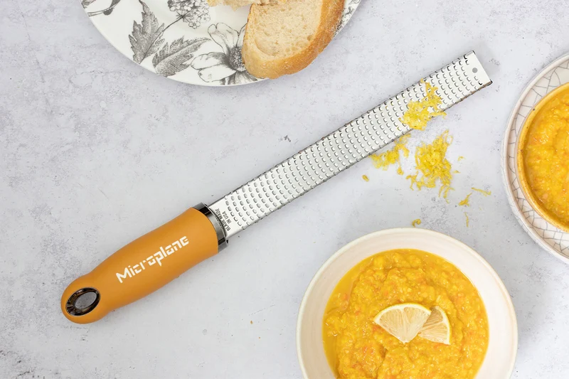 Râpe-zesteur Microplane Premium Classic Jaune Moutarde - 20,3cm