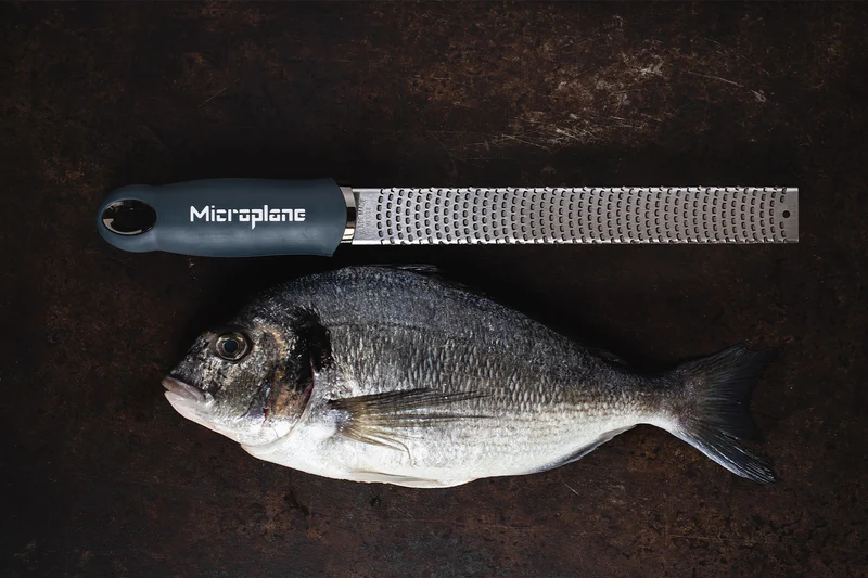 Râpe-zesteur Microplane Premium Classic Gris Orage - 20,3cm