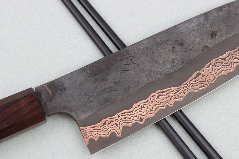 Couteau santoku 18cm japonais artisanal Hatsukokoro Yorokobi Kurouchi Damas