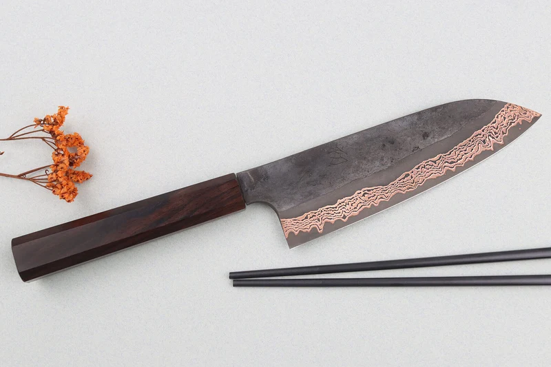Couteau santoku 18cm japonais artisanal Hatsukokoro Yorokobi Kurouchi Damas
