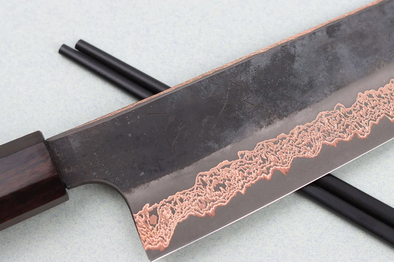 Couteau kiritsuke 24cm japonais artisanal Hatsukokoro Yorokobi Kurouchi Damas