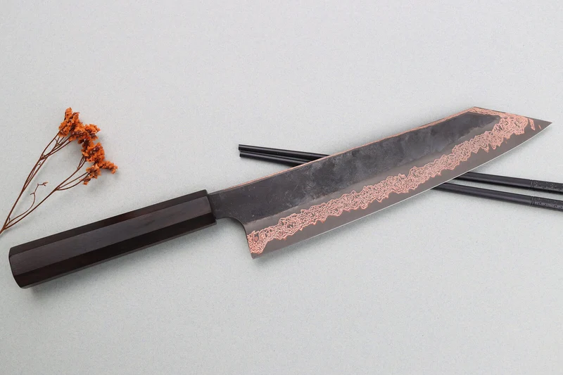 Couteau kiritsuke 24cm japonais artisanal Hatsukokoro Yorokobi Kurouchi Damas