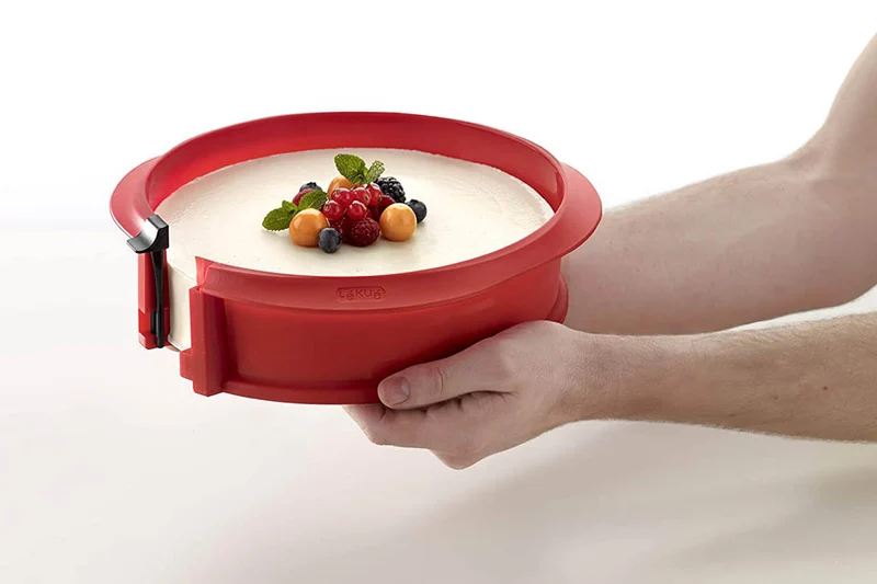 Moule à manqué démontable Lékué 23cm en silicone rouge + assiette en céramique