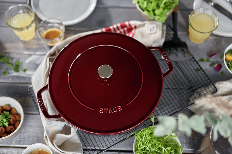 Sauteuse Staub Chistera en fonte émaillée grenadine