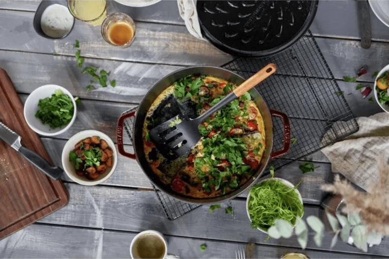 Sauteuse Staub Chistera en fonte émaillée grenadine