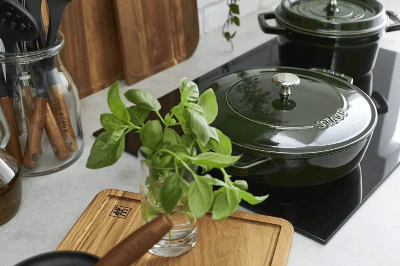 Sauteuse Staub Chistera en fonte émaillée basilic