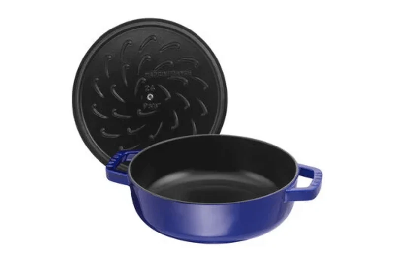 Sauteuse Staub Chistera en fonte émaillée bleu intense