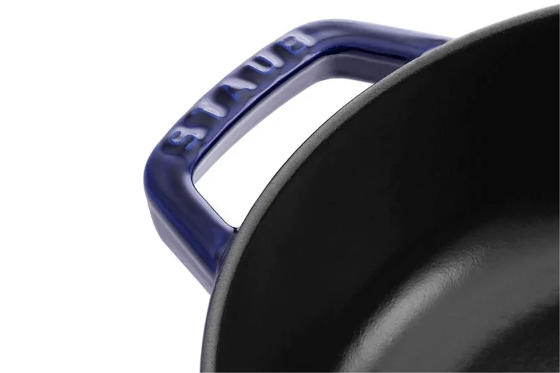 Sauteuse Staub Chistera en fonte émaillée bleu intense