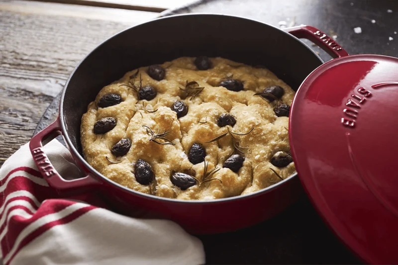 Sauteuse Staub Chistera en fonte émaillée cerise