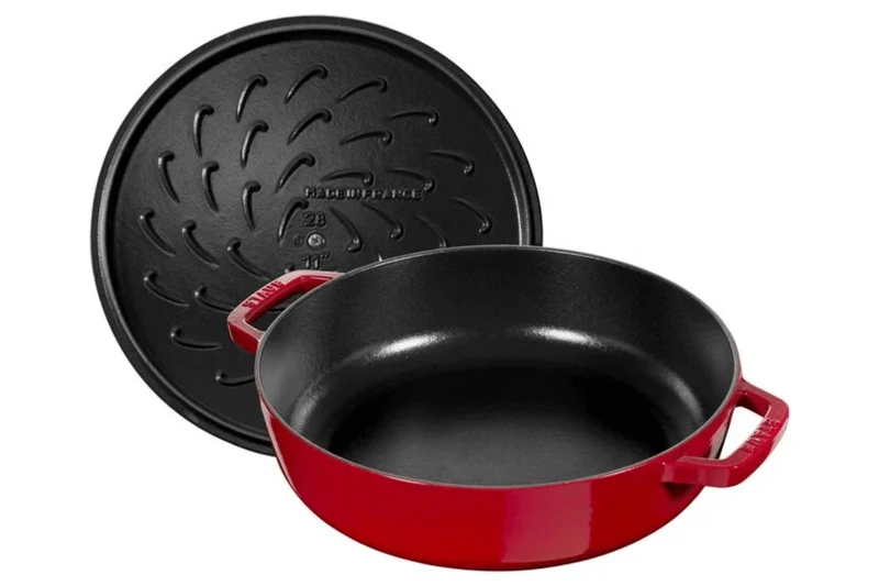 Sauteuse Staub Chistera en fonte émaillée cerise