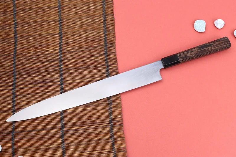 Couteau yanagiba 33cm japonais artisanal Hatsukokoro Shirasagi manche en wengé