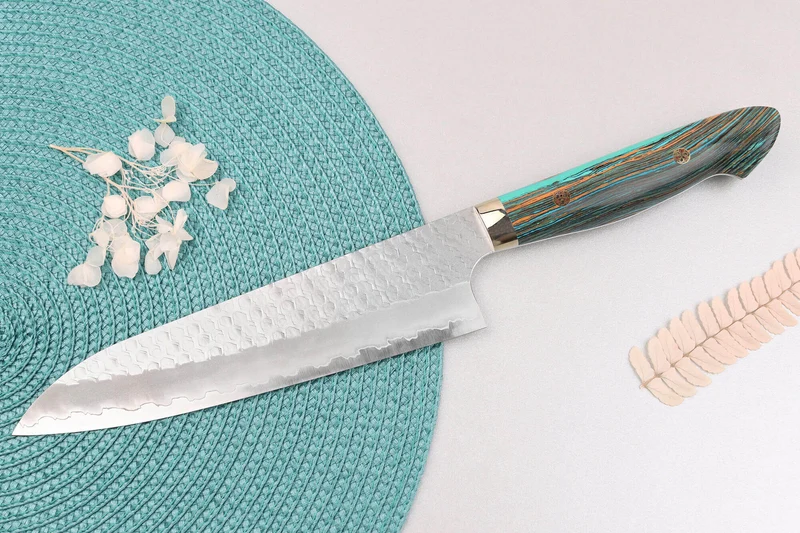 Couteau de chef 21cm japonais artisanal Nigara Hamono Migaki Tsuchime SG2 manche en turquoise
