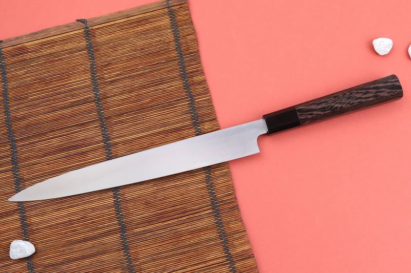 Couteau yanagiba 27cm japonais artisanal Hatsukokoro Shirasagi manche en wengé