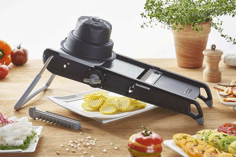 Mandoline De Buyer Swing Plus noire avec poussoir