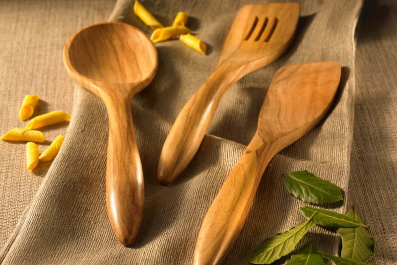 Spatule ajourée Bérard Terra faite main en olivier 32cm