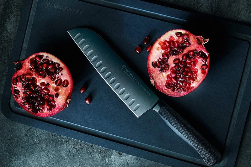 Couteau santoku Wüsthof Performer lame alvéolée 17cm à revêtement noir anti-rayures