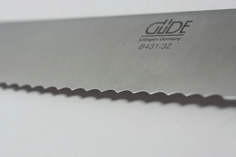 Couteau à pain Güde Alpha Poire 32cm en acier forgé