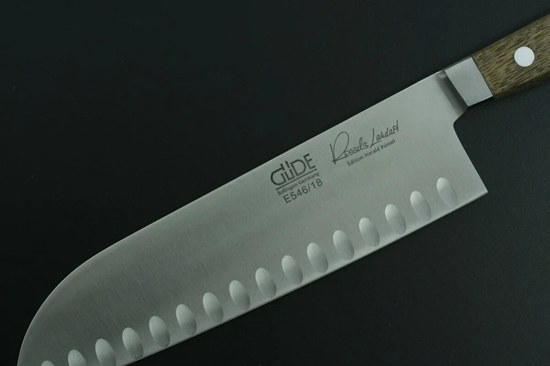 Couteau santoku alvéolé Güde Alpha Chêne 18cm en acier forgé