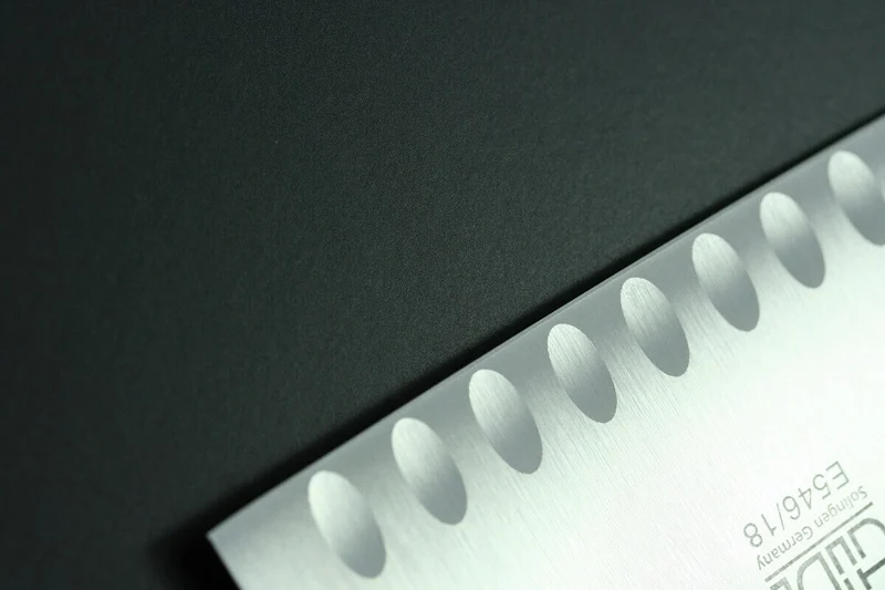 Couteau santoku alvéolé Güde Alpha Chêne 18cm en acier forgé