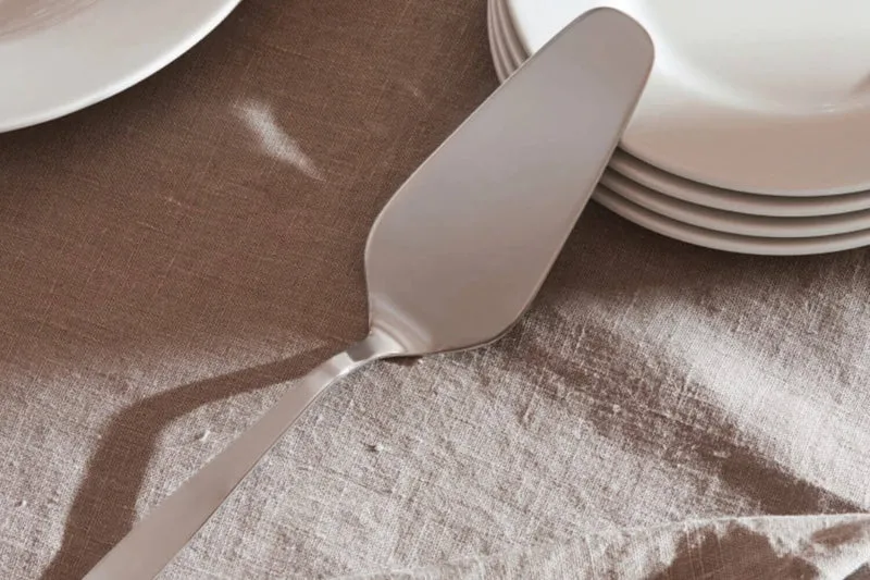 Pelle à tarte Alessi Knifeforkspoon 26cm acier inox 18/10 design par Jasper Morrison