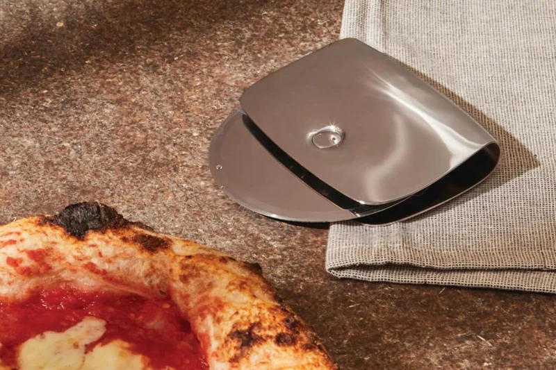 Roulette à pizza Alessi Taio tout en inox design par Valerio Sommella