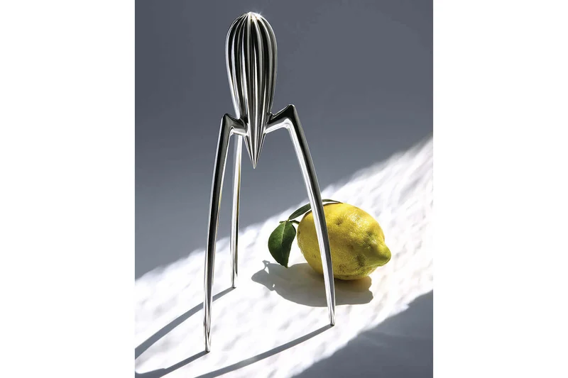 Presse-agrumes Alessi Juicy Salif en fonte d'aluminium design par Philippe Starck