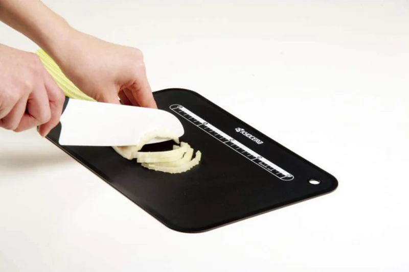 Planche à découper souple Kyocera noire 37x25x0.3cm