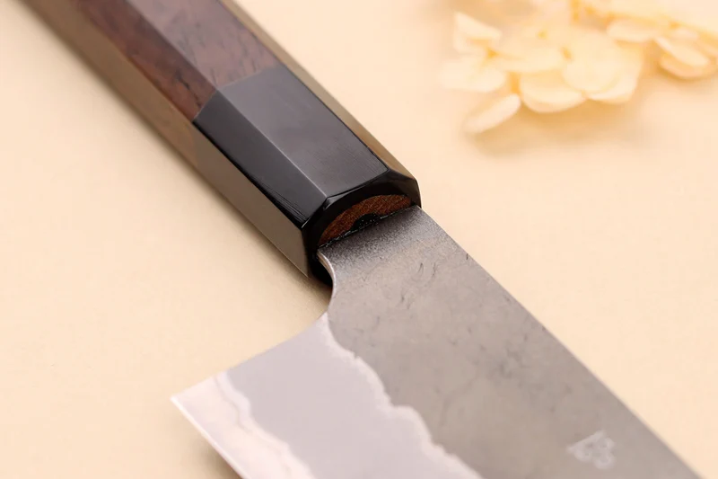 Couteau santoku 18cm japonais artisanal Nigara Hamono Tsuchime AS manche en noyer