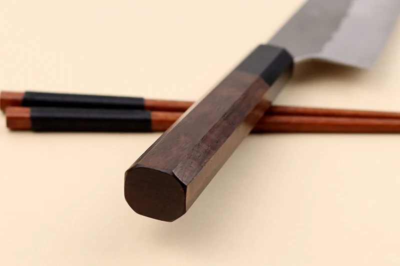 Couteau santoku 18cm japonais artisanal Nigara Hamono Tsuchime AS manche en noyer