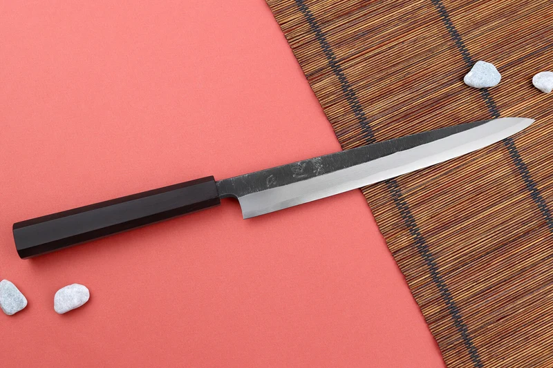 Couteau yanagiba 24cm japonais artisanal Hatsukokoro Shirasagi manche en ébène