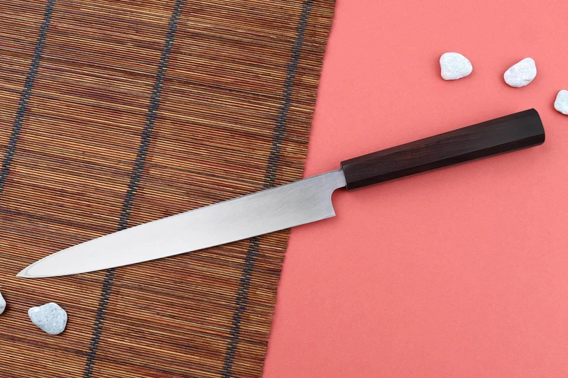 Couteau yanagiba 24cm japonais artisanal Hatsukokoro Shirasagi manche en ébène